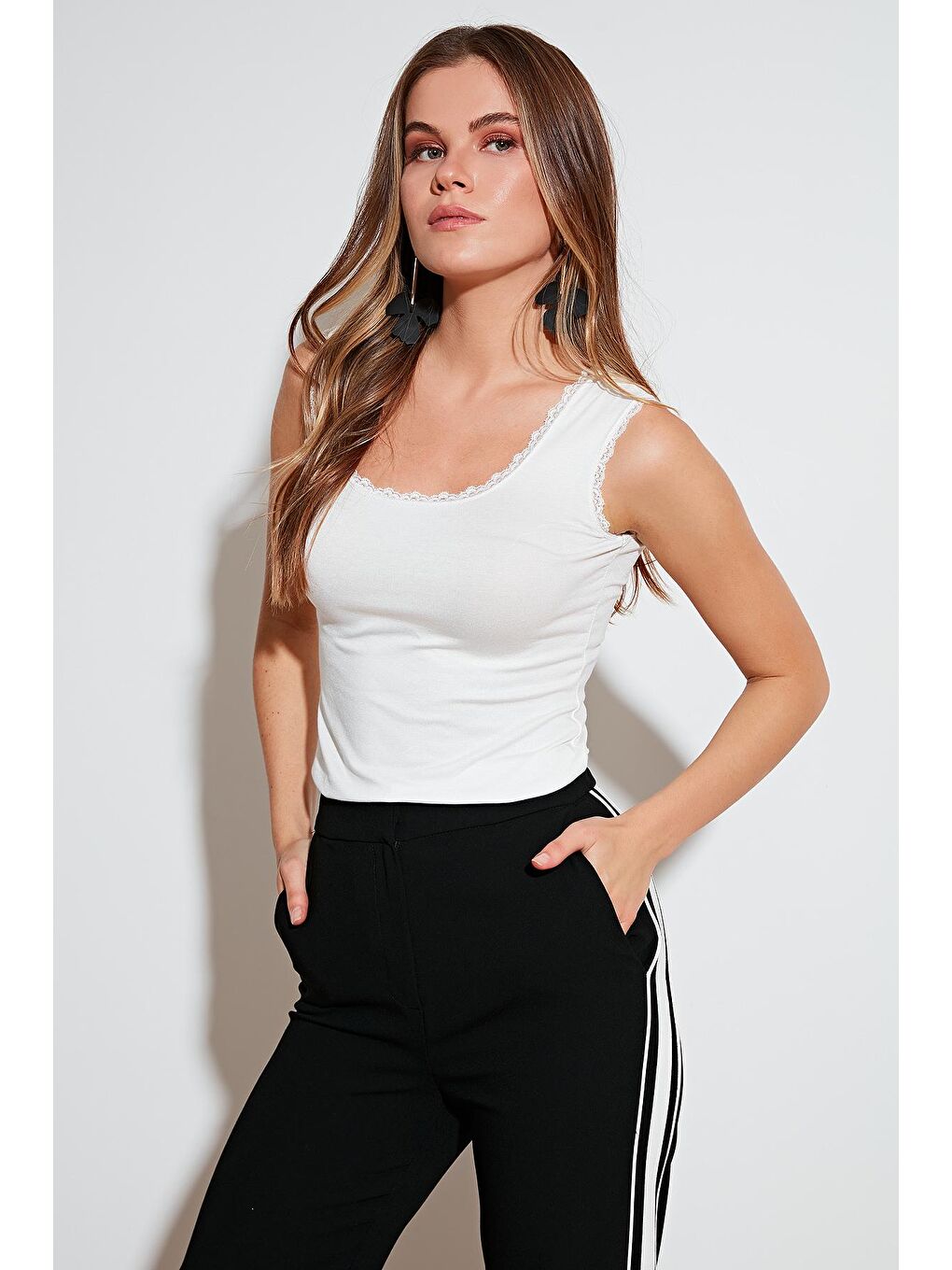 Ekru Slim Fit Kare Yaka Dantel Detaylı Atlet 5861399-1