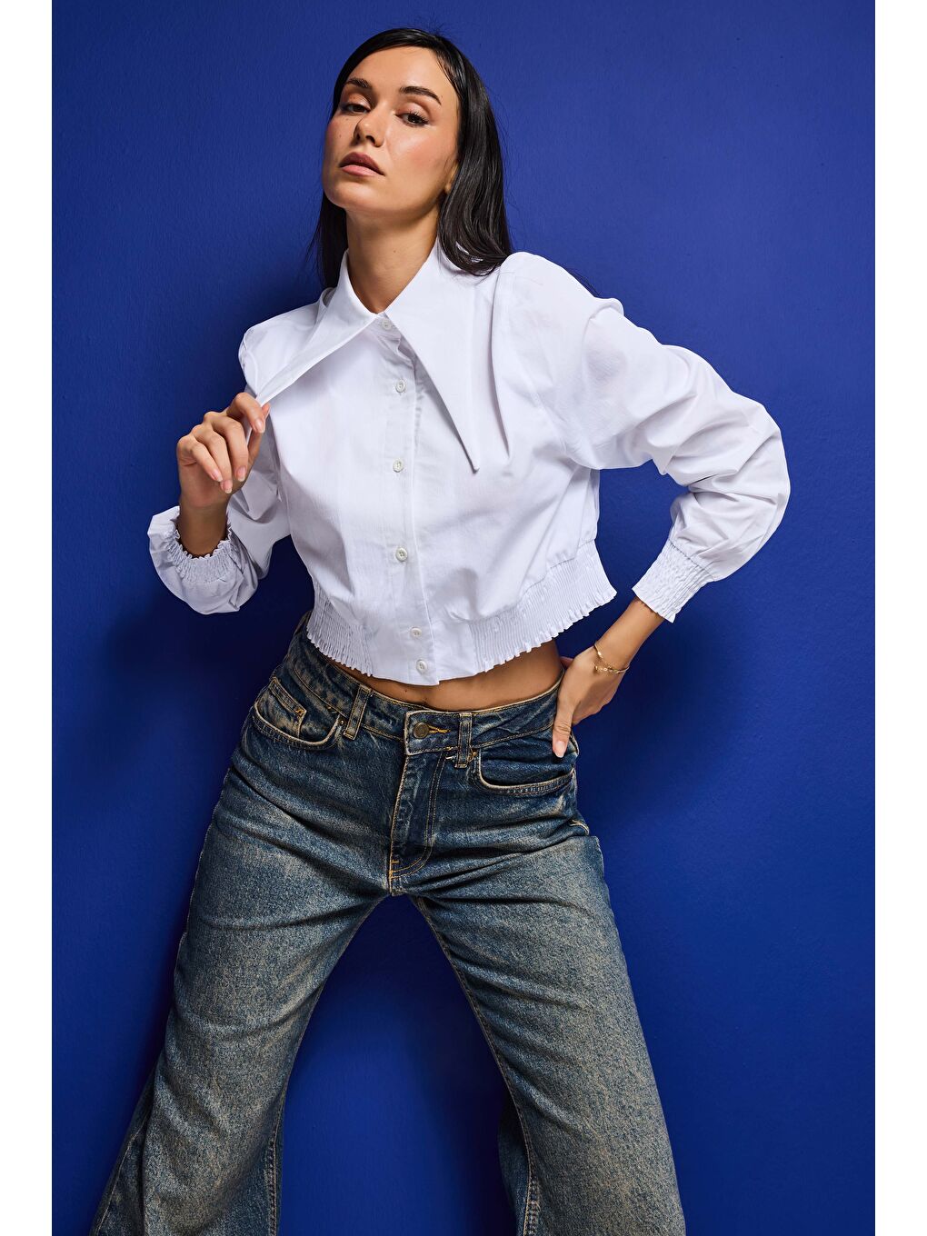Kadın Beyaz Renk Crop Fit Yaka Detaylı Özel Tasarım Gömlek-1