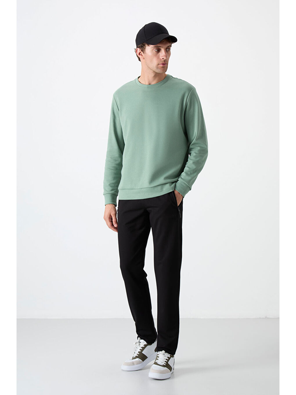 Siyah Fermuarlı Üç Cepli Dar Kalıp Klasik Paça Erkek Eşofman Alt - 84671-1