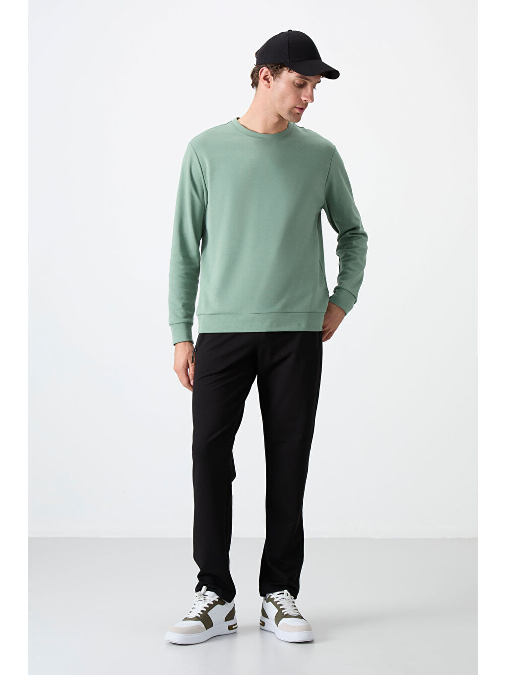 Siyah Fermuarlı Üç Cepli Dar Kalıp Klasik Paça Erkek Eşofman Alt - 84671-3