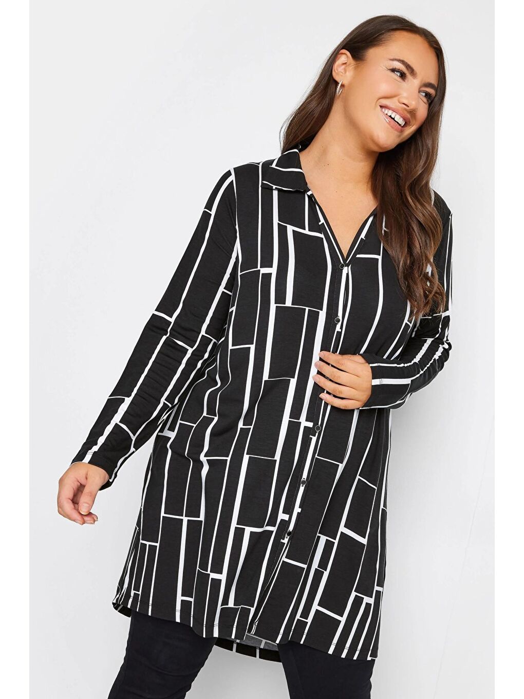 Siyah Büyük Beden Geometrik Desenli Uzun Kesim Uzun Kollu Gömlek 321234