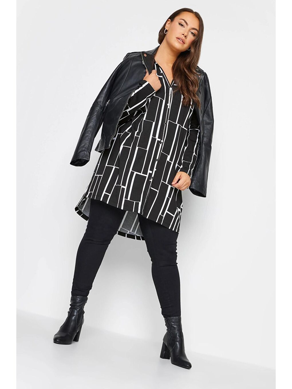 Siyah Büyük Beden Geometrik Desenli Uzun Kesim Uzun Kollu Gömlek 321234-1