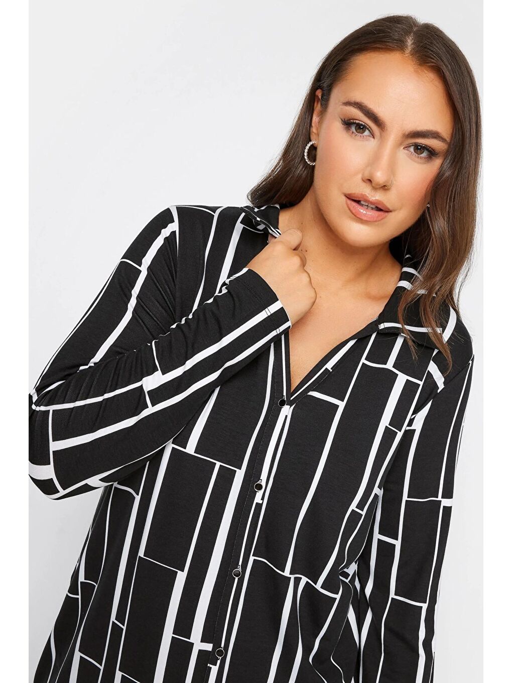 Siyah Büyük Beden Geometrik Desenli Uzun Kesim Uzun Kollu Gömlek 321234-3