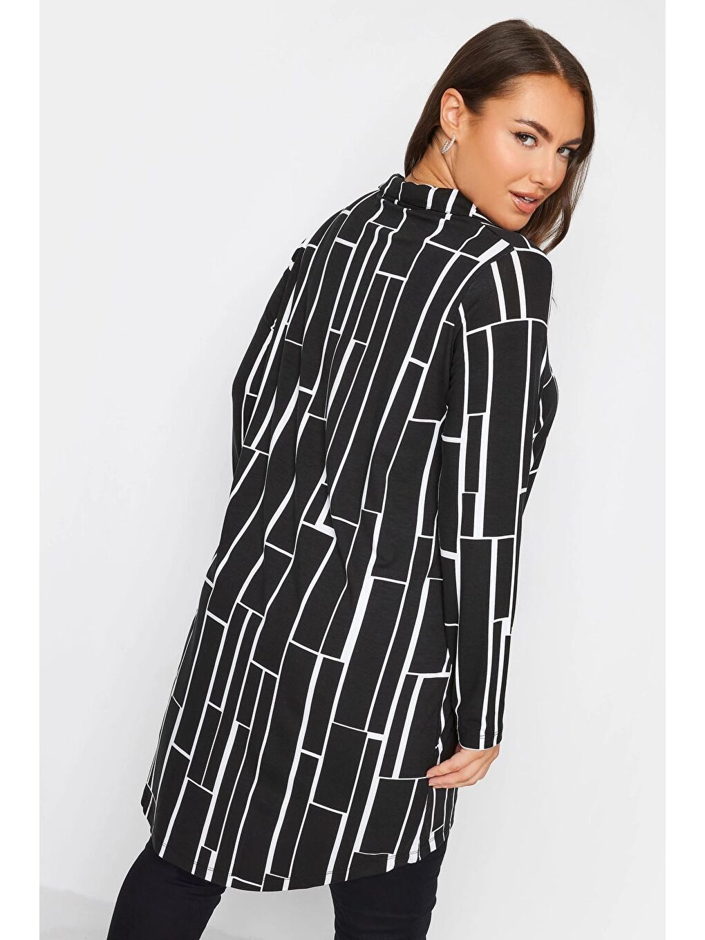 Siyah Büyük Beden Geometrik Desenli Uzun Kesim Uzun Kollu Gömlek 321234-4