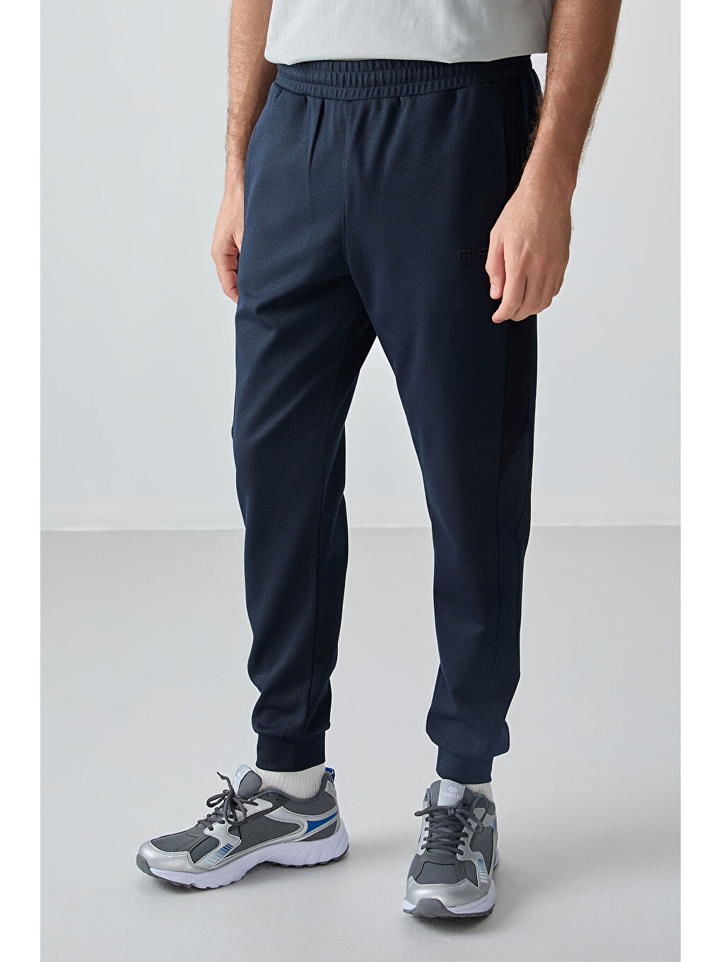 Lacivert Yüzeyi Dokulu Standart Fit Nakışlı  Eşofman Alt - 82126-2