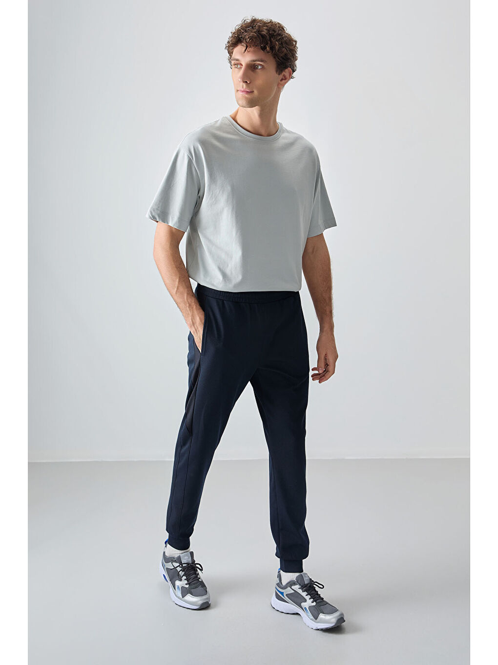 Lacivert Yüzeyi Dokulu Standart Fit Nakışlı  Eşofman Alt - 82126-3