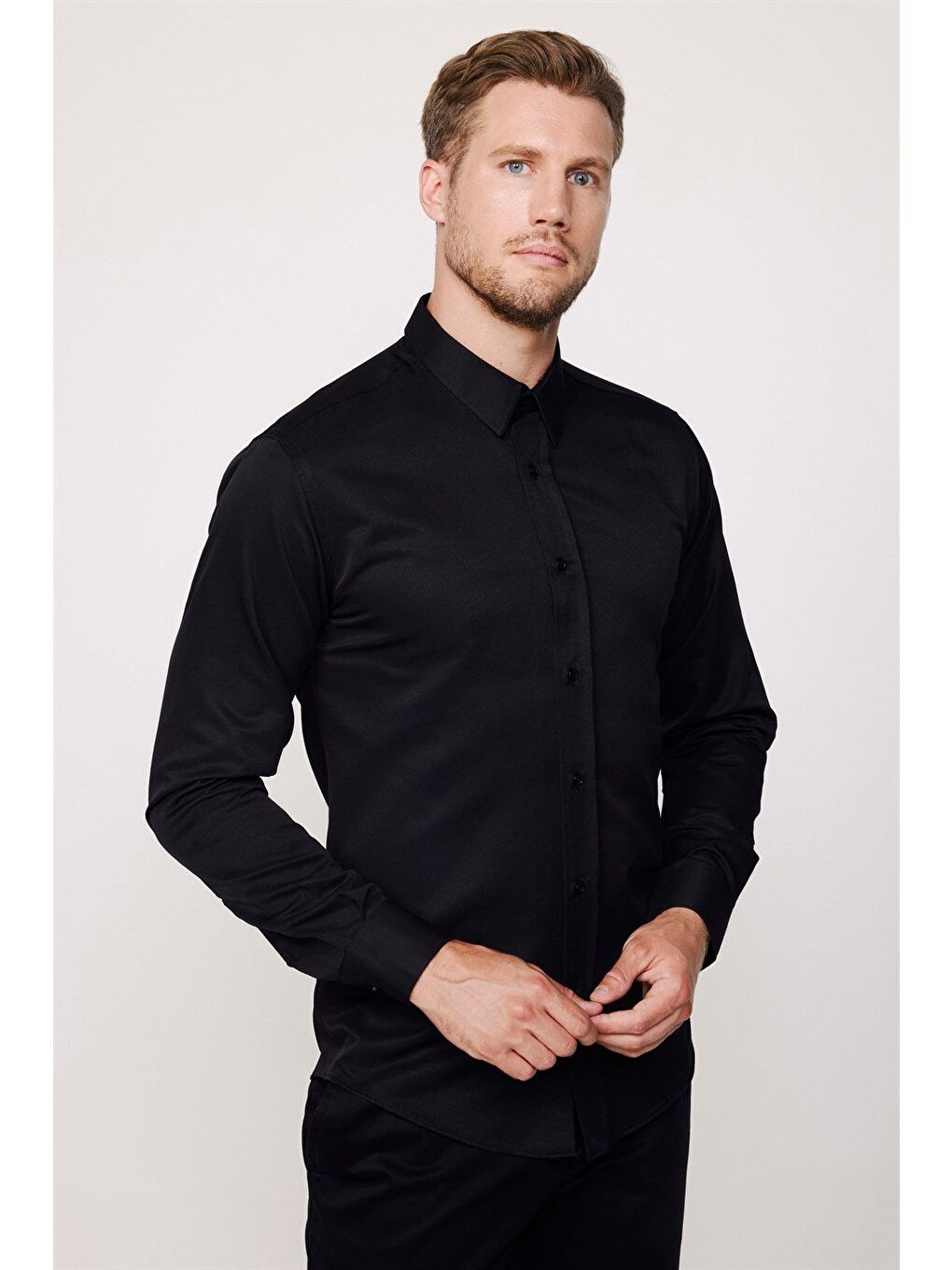 Modern Slim Fit Uzun Kollu Pamuklu Kolay Ütü Armürlü Erkek Siyah Gömlek