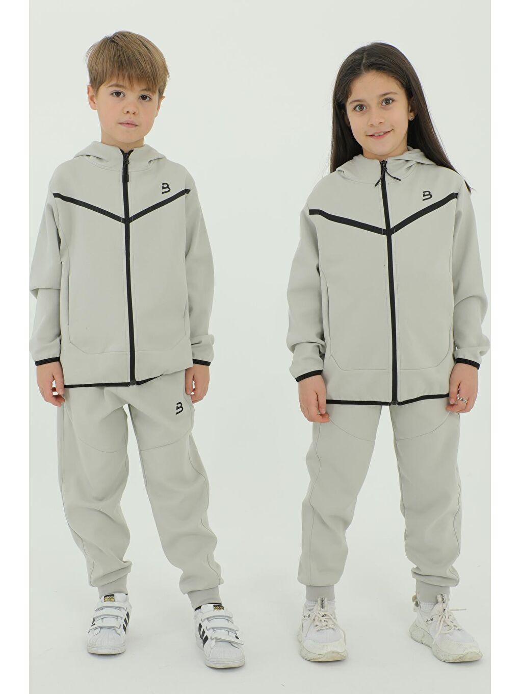 Gri Kapüşonlu Şerit Baskı Detaylı Erkek Çocuk Eşofman Takımı