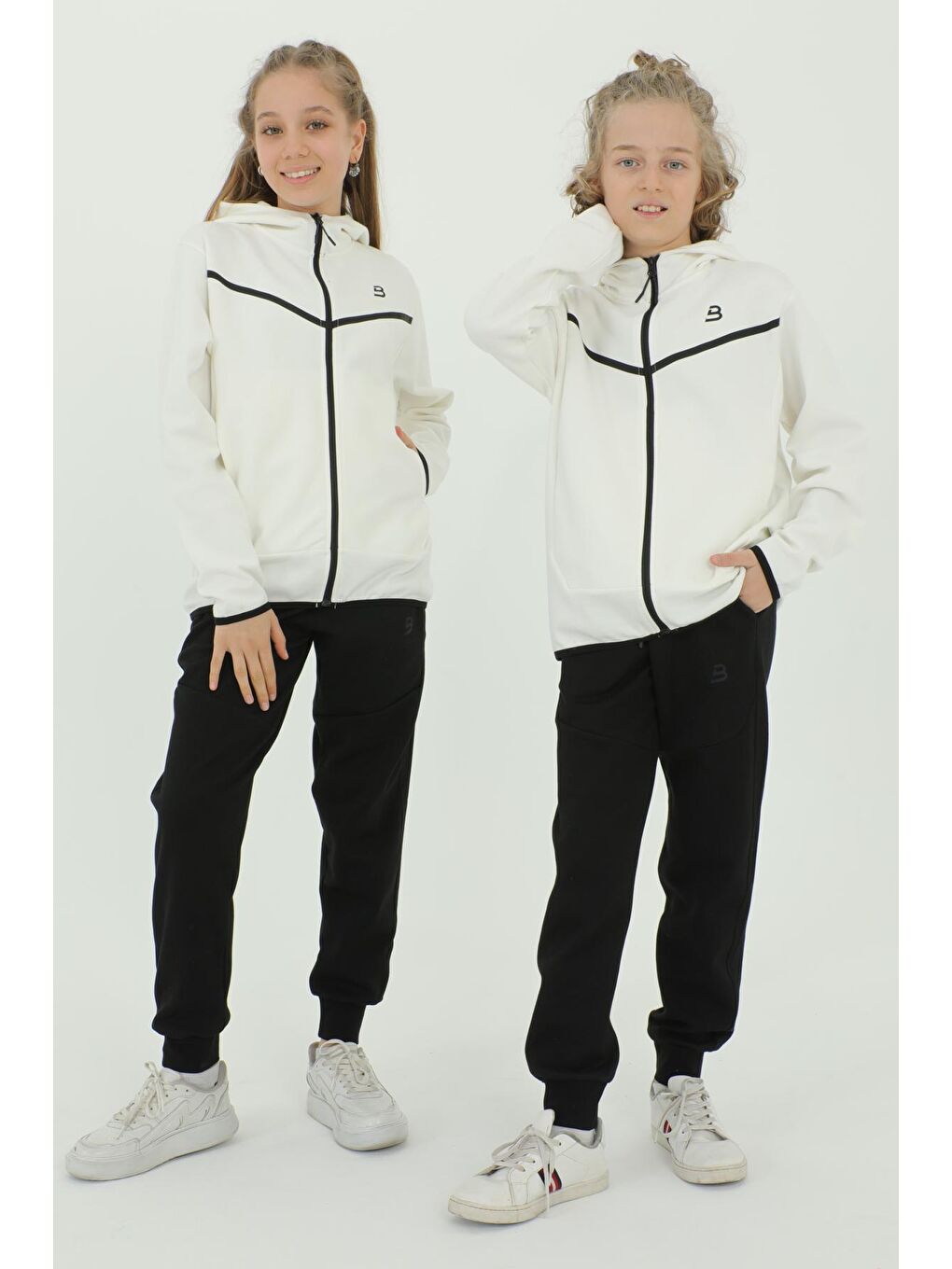 Ekru Kapüşonlu Şerit Baskı Detaylı Erkek Çocuk Eşofman Takımı