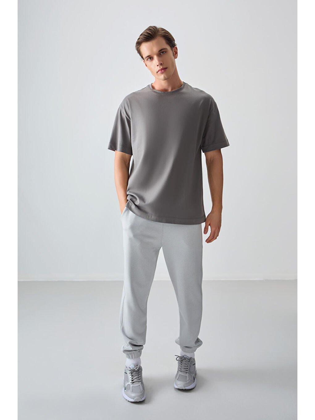 Koyu Gri %100 Pamuk Kalın Yumuşak Dokulu Oversize Fit Basic Erkek Tişört - 88353-1