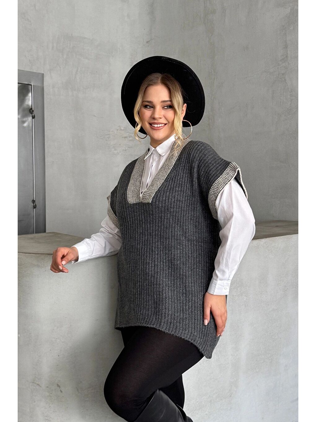 Gri Büyük Beden V Yaka Kısa Kollu Triko Süveter 302138-3