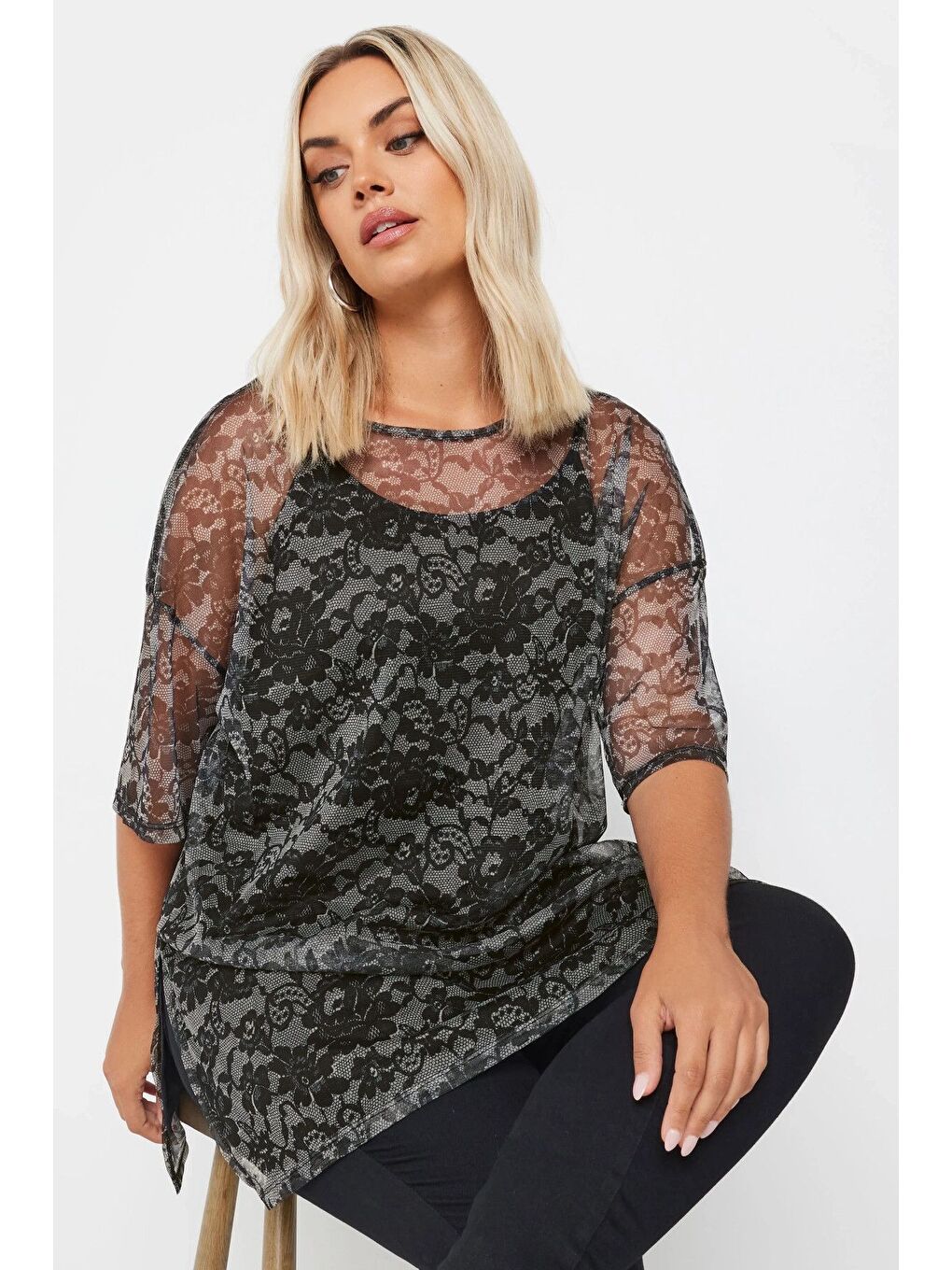 Siyah Büyük Beden Yarım Kollu İçi Astarlı Desenli Tül Bluz 303448