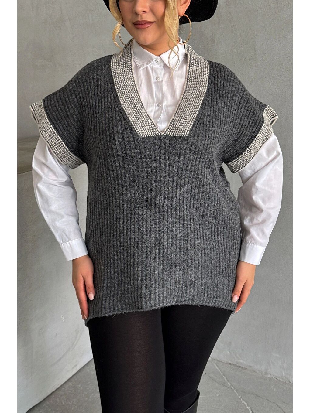 Gri Büyük Beden V Yaka Kısa Kollu Triko Süveter 302138-5