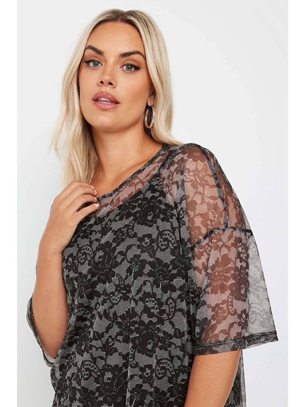Siyah Büyük Beden Yarım Kollu İçi Astarlı Desenli Tül Bluz 303448-1