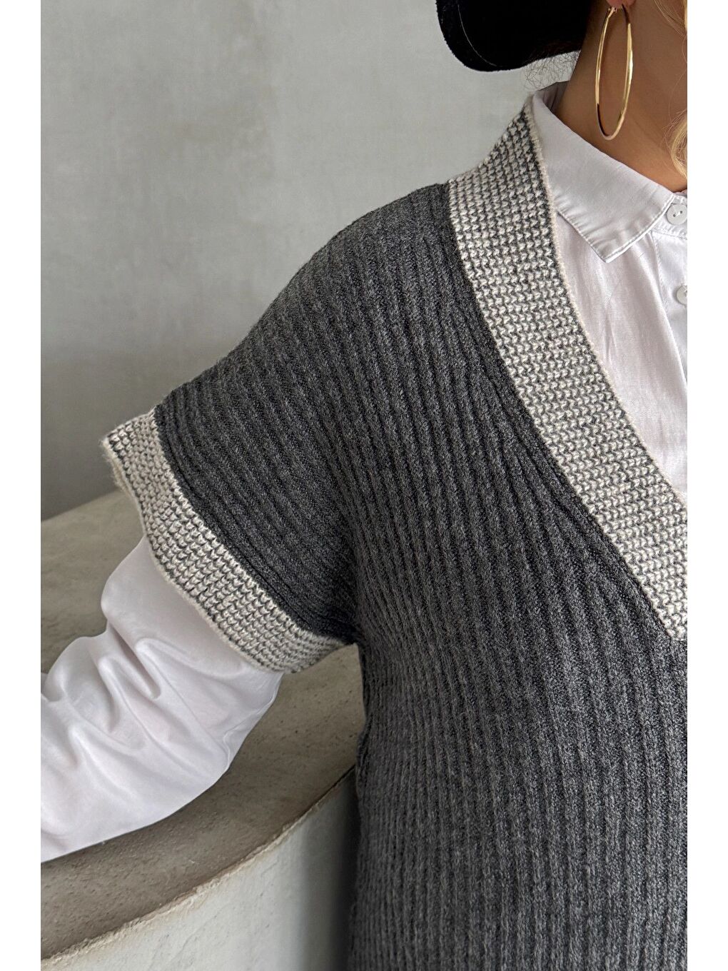 Gri Büyük Beden V Yaka Kısa Kollu Triko Süveter 302138-6