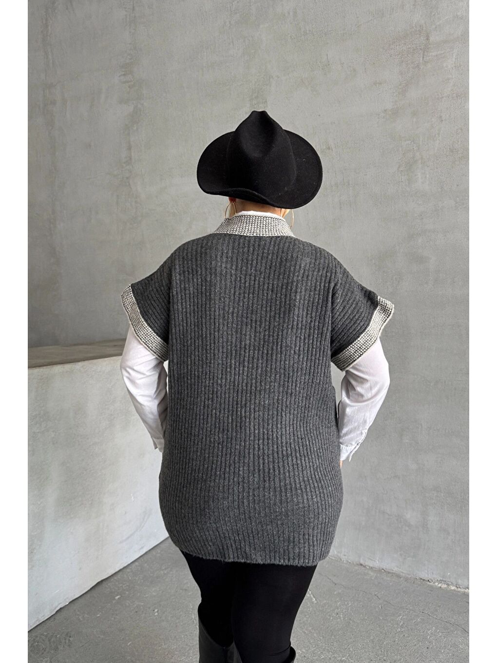 Gri Büyük Beden V Yaka Kısa Kollu Triko Süveter 302138-7