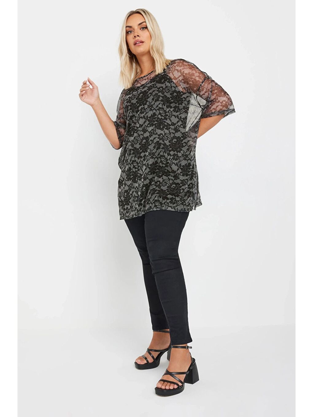 Siyah Büyük Beden Yarım Kollu İçi Astarlı Desenli Tül Bluz 303448-3