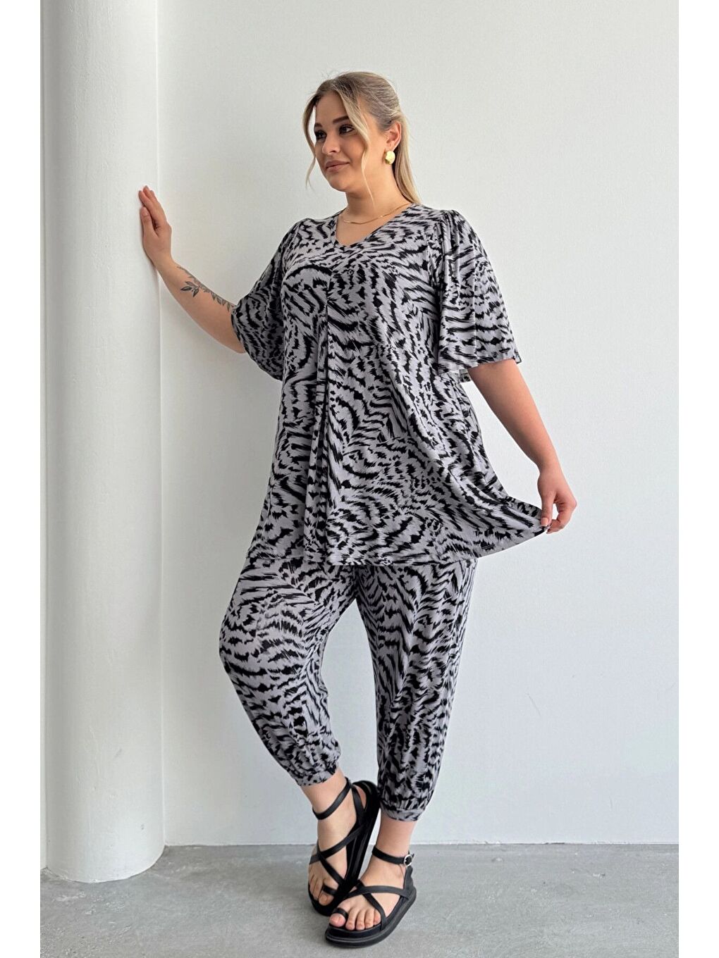 Gri Büyük Beden V Yaka Kısa Kollu Eteği Bollaşan Desenli Bluz 99-5-1