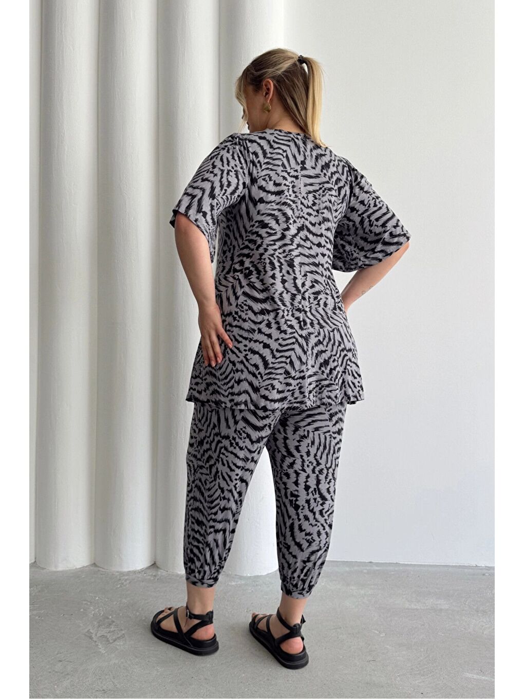 Gri Büyük Beden V Yaka Kısa Kollu Eteği Bollaşan Desenli Bluz 99-5-4