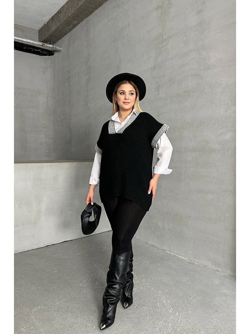 Siyah Büyük Beden V Yaka Kısa Kollu Triko Süveter 302139