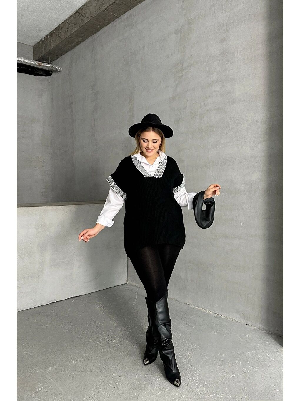 Siyah Büyük Beden V Yaka Kısa Kollu Triko Süveter 302139-1