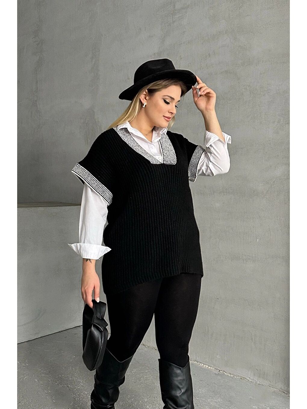 Siyah Büyük Beden V Yaka Kısa Kollu Triko Süveter 302139-3