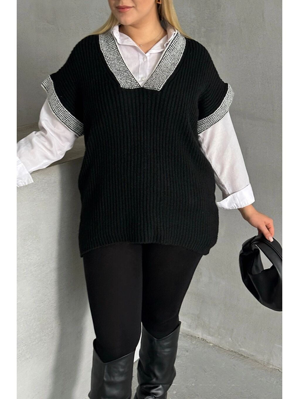 Siyah Büyük Beden V Yaka Kısa Kollu Triko Süveter 302139-4