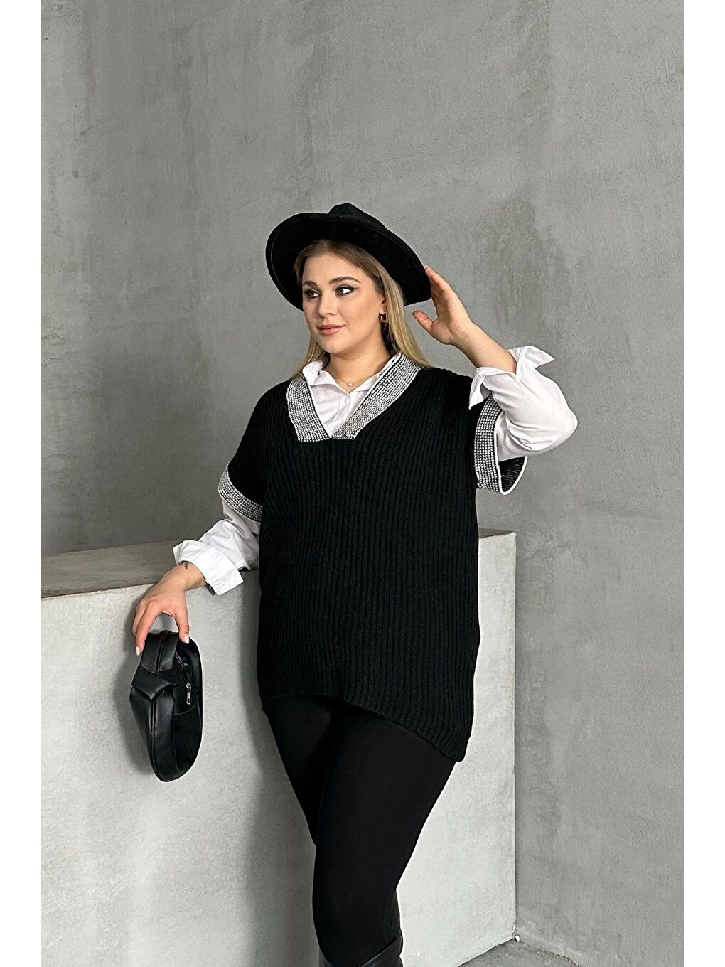 Siyah Büyük Beden V Yaka Kısa Kollu Triko Süveter 302139-5