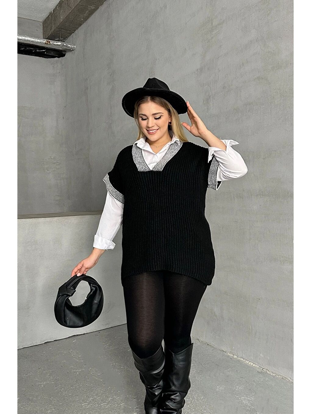 Siyah Büyük Beden V Yaka Kısa Kollu Triko Süveter 302139-6