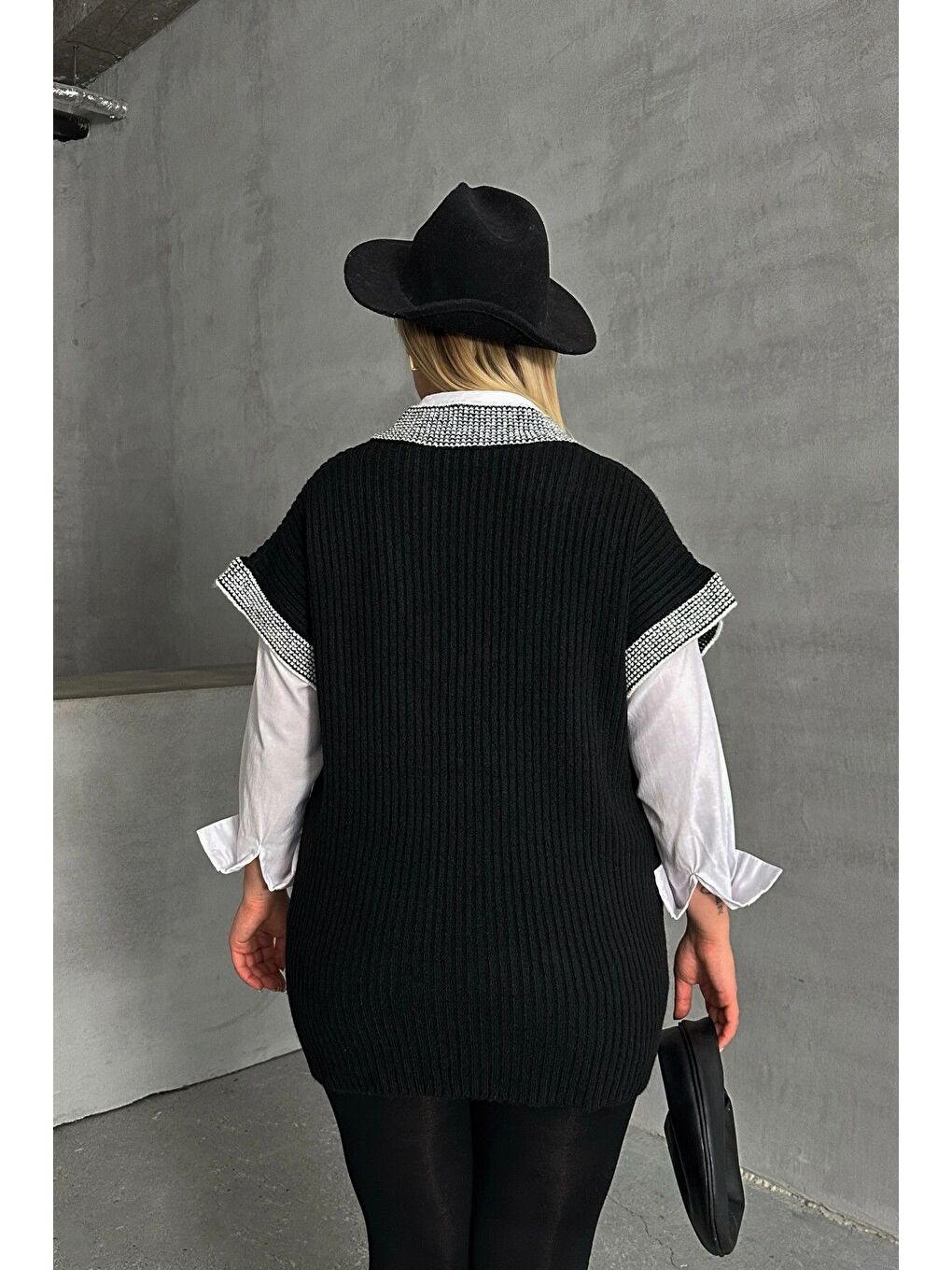 Siyah Büyük Beden V Yaka Kısa Kollu Triko Süveter 302139-7