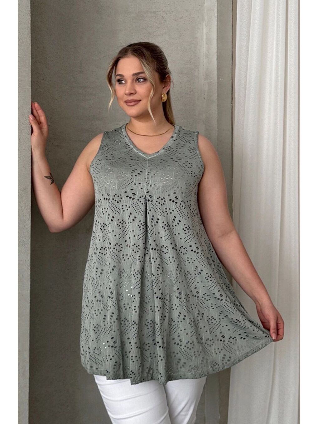 Yeşil Büyük Beden V Yaka Sıfır Kol Dantel Detaylı Astarsız Bluz 302964-1