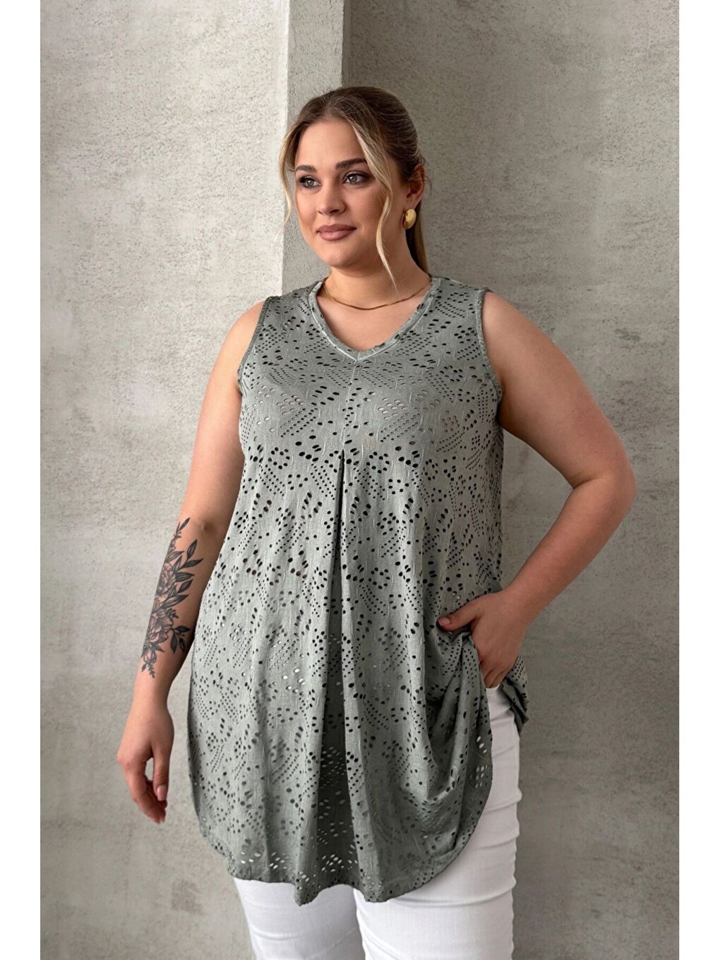 Yeşil Büyük Beden V Yaka Sıfır Kol Dantel Detaylı Astarsız Bluz 302964-3