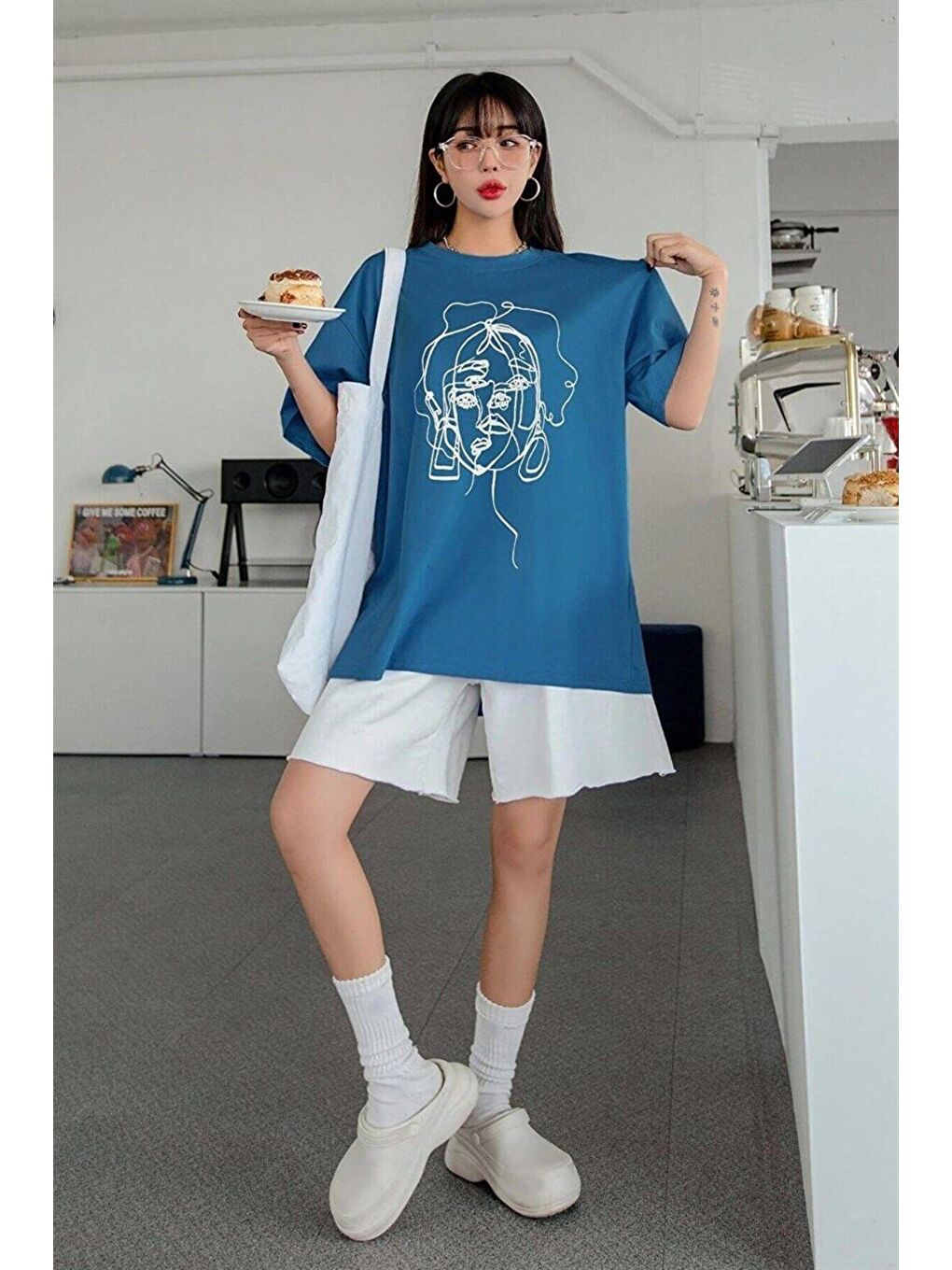 Kadın Çizgili Figür Oversize İndigo Mavi Tişört-1