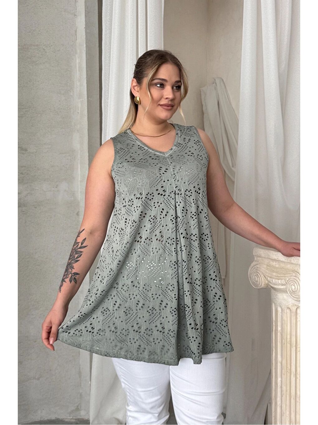 Yeşil Büyük Beden V Yaka Sıfır Kol Dantel Detaylı Astarsız Bluz 302964-4