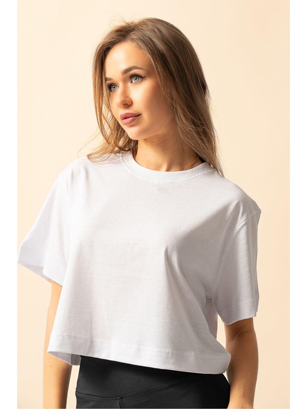 Kadın Beyaz Oversize Bisiklet Yaka Crop Tişört