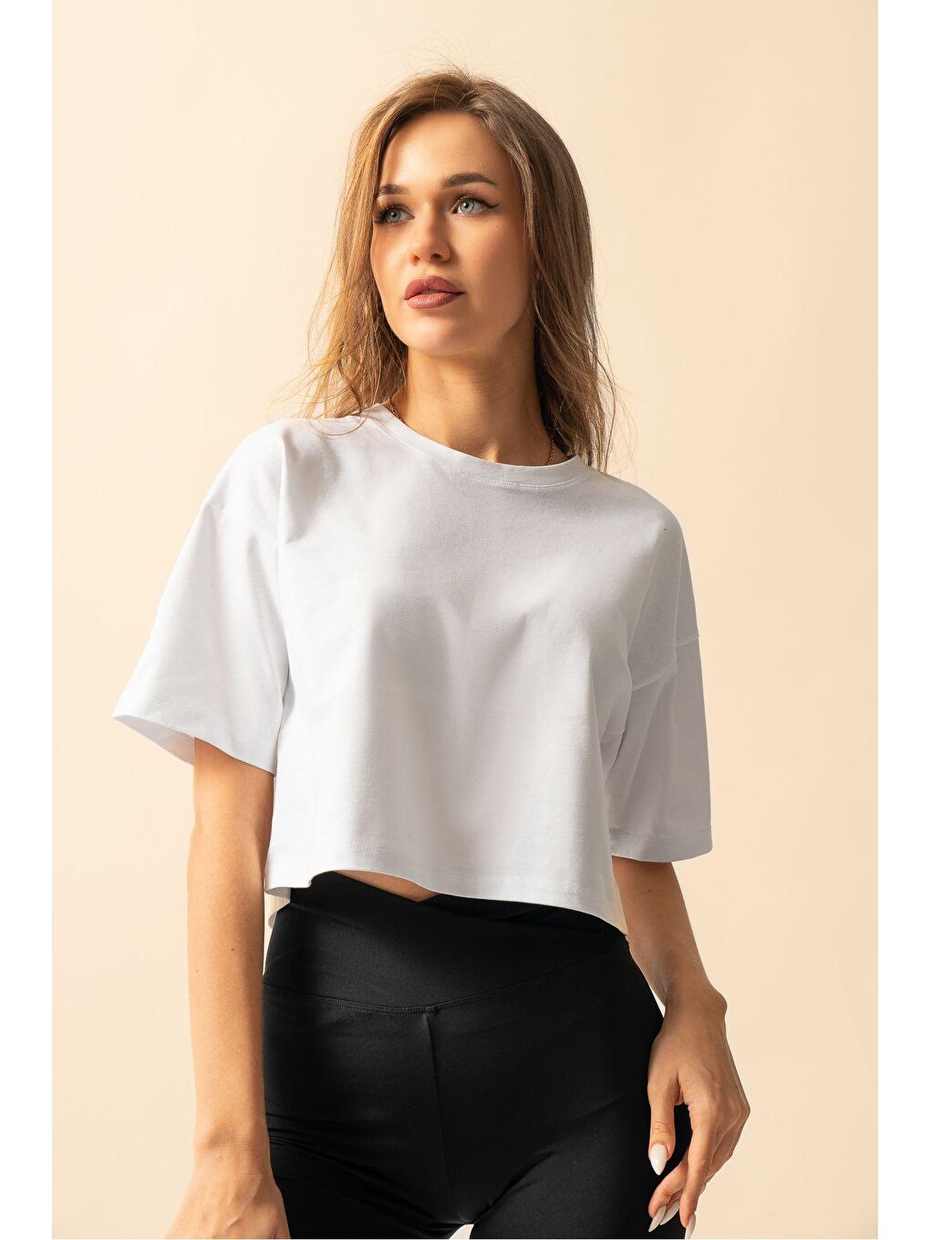Kadın Beyaz Oversize Bisiklet Yaka Crop Tişört-3