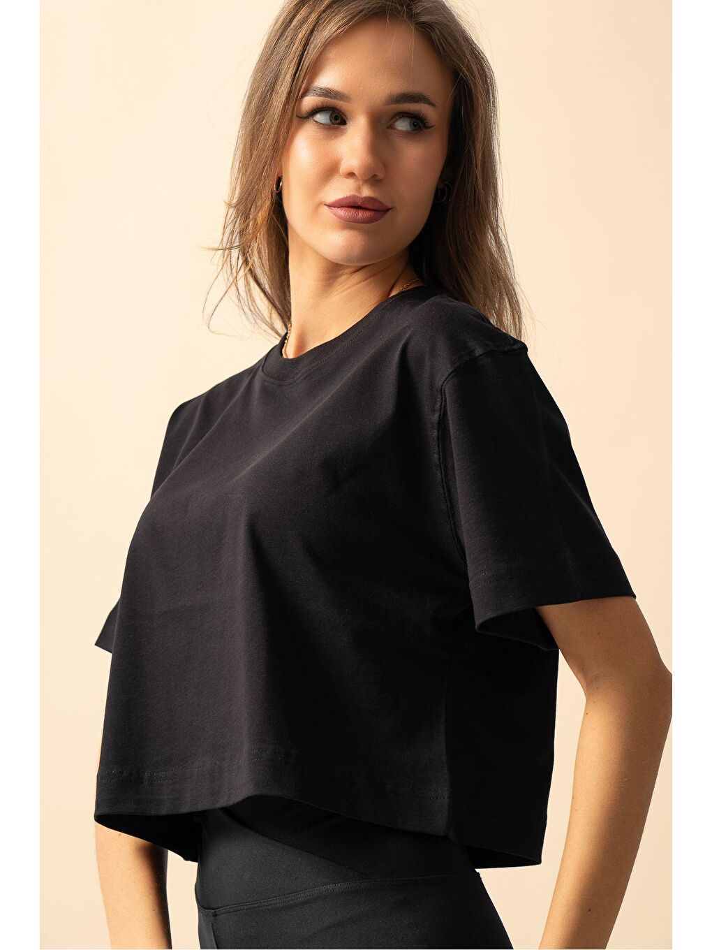 Kadın Siyah Oversize Bisiklet Yaka Crop Tişört-1