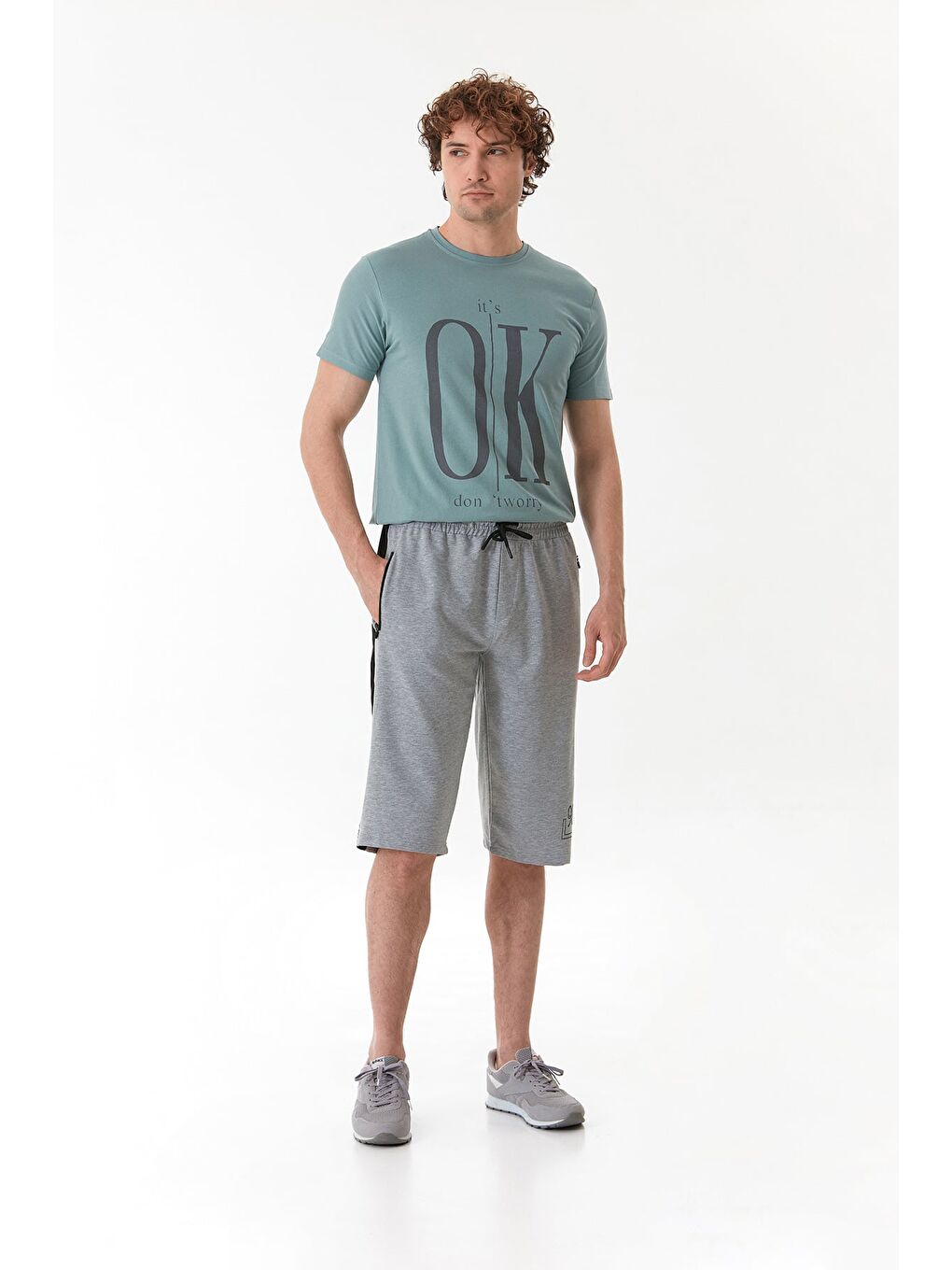 Gri 98 Baskılı Cebi Fermuarlı Kapri-1