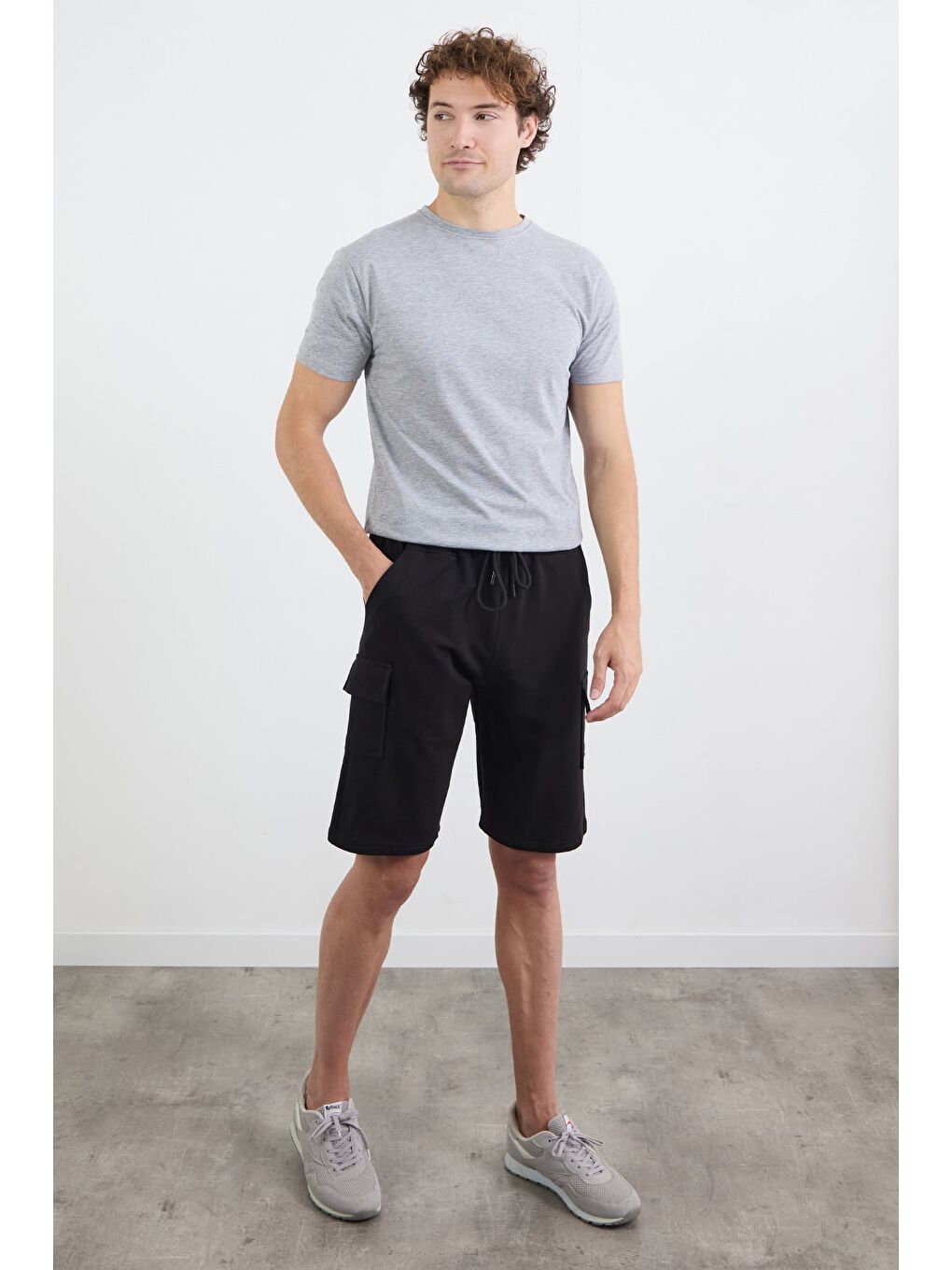 Siyah Beli Bağlamalı Kargo Cepli Şort-1