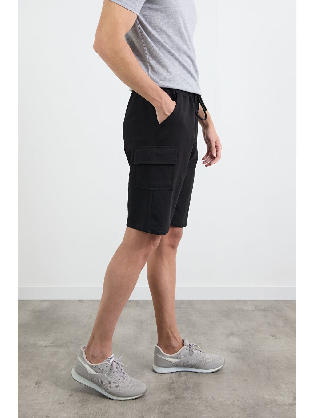 Siyah Beli Bağlamalı Kargo Cepli Şort-2