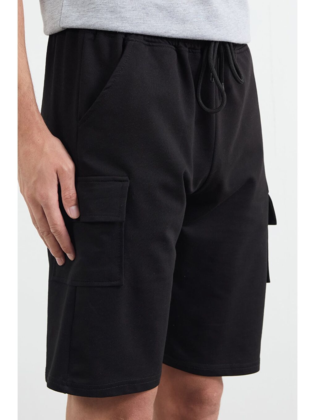 Siyah Beli Bağlamalı Kargo Cepli Şort-4