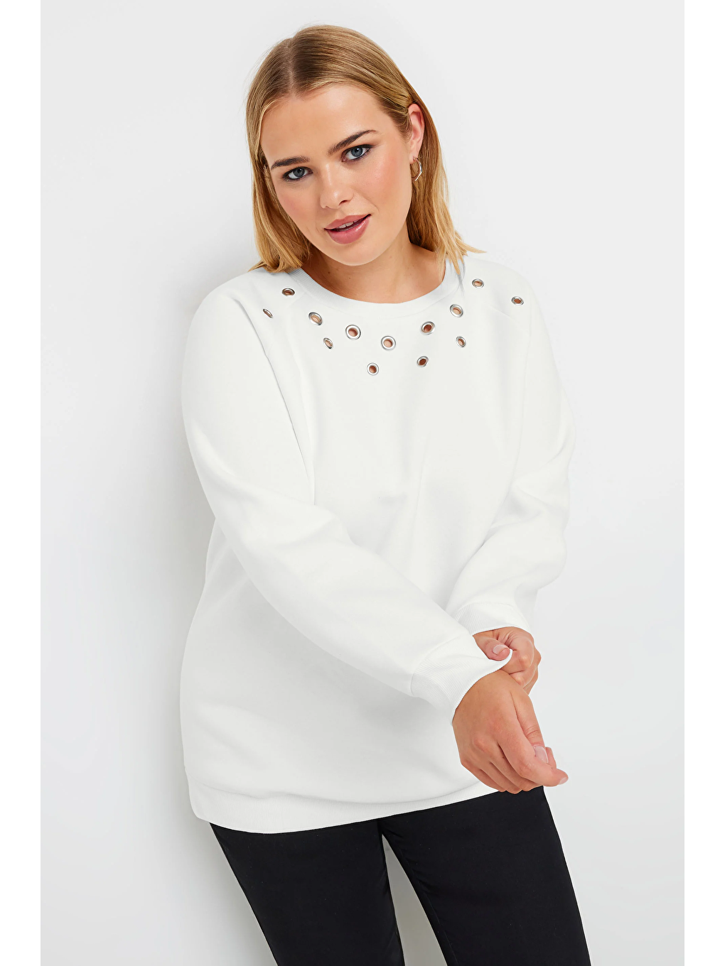 Beyaz Büyük Beden Bisiklet Yaka Kuşgözü Detaylı Uzun Kollu Sweatshirt 302996-1