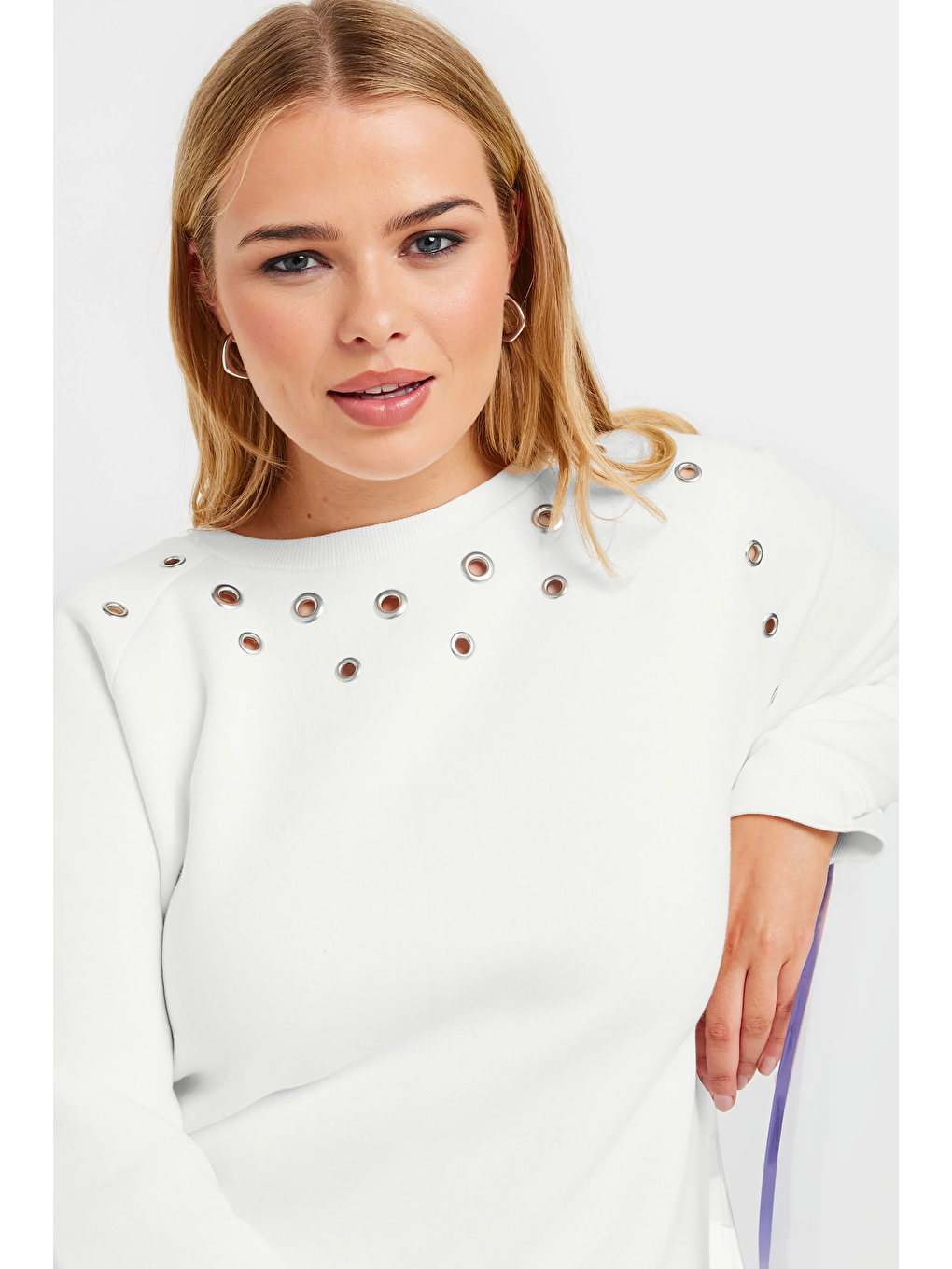 Beyaz Büyük Beden Bisiklet Yaka Kuşgözü Detaylı Uzun Kollu Sweatshirt 302996-5