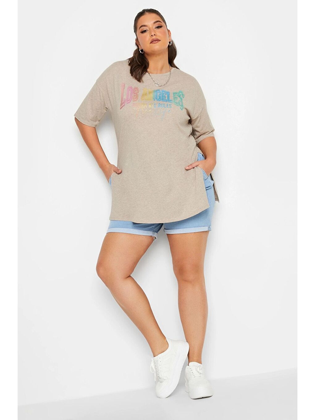 Bej Büyük Beden Bisiklet Yaka Kısa Kollu Yırtmaç Detaylı Baskılı Tişört 302202-1