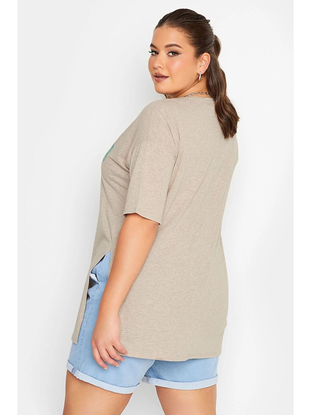 Bej Büyük Beden Bisiklet Yaka Kısa Kollu Yırtmaç Detaylı Baskılı Tişört 302202-5