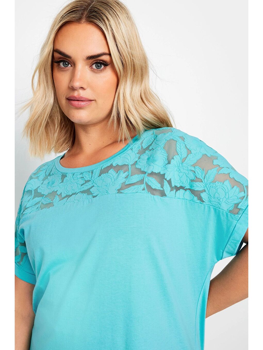 Mavi Büyük Beden Bisiklet Yaka Tül Detaylı Kısa Kollu Tişört 321836-3