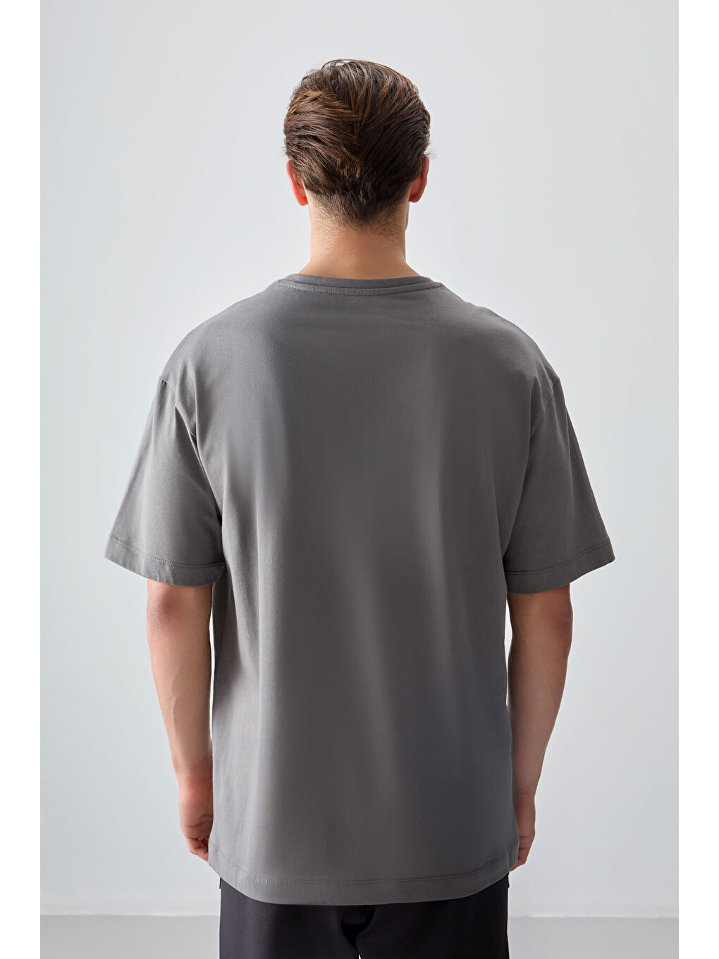 Koyu Gri %100 Pamuk Kalın Yumuşak Dokulu Oversize Fit Baskılı Erkek Tişört - 88361-4