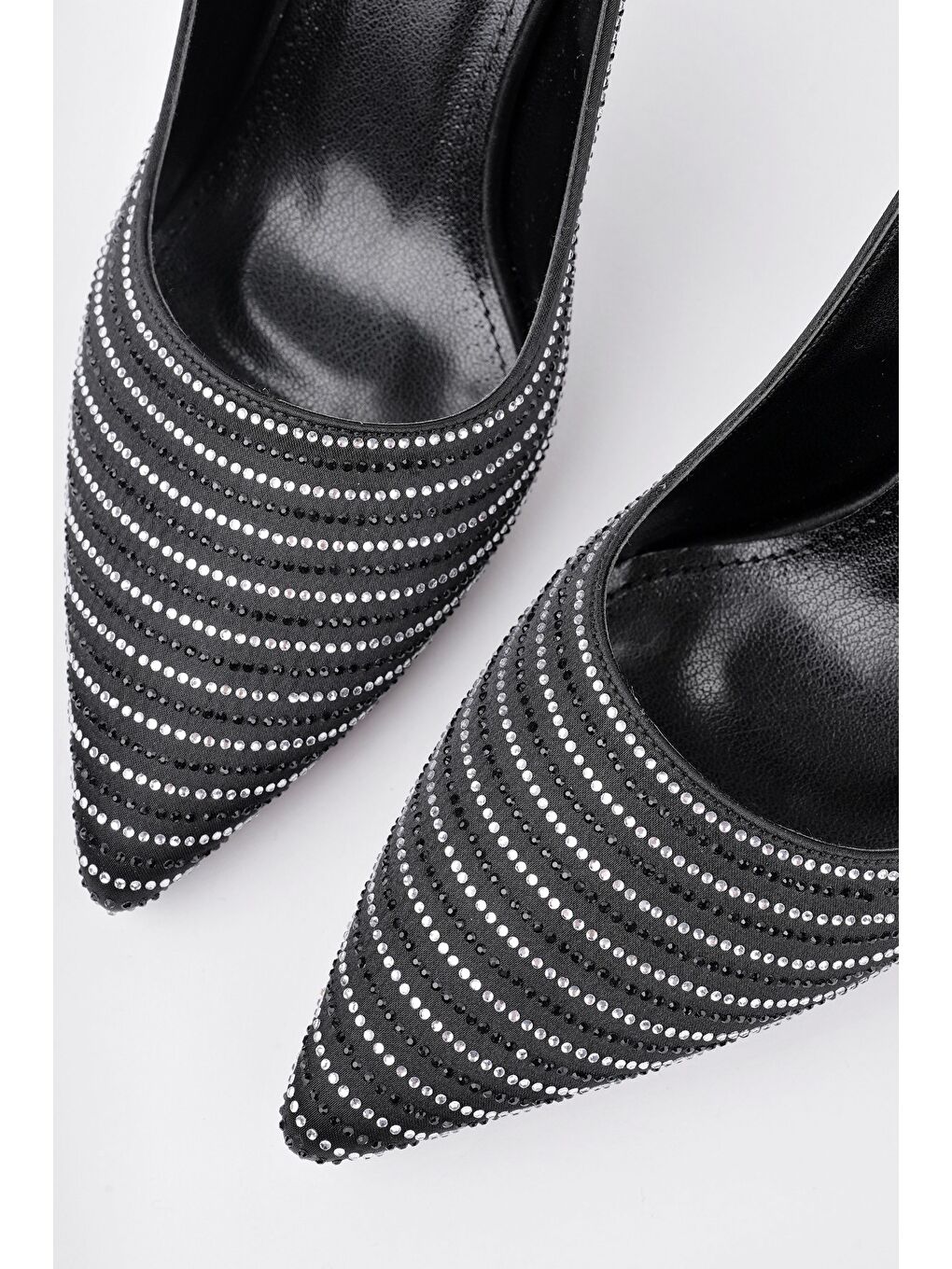 Siyah AMRİTA Sivri Burun Taşlı Arkası Açık Klasik Topuklu Kadın Ayakkabı-2