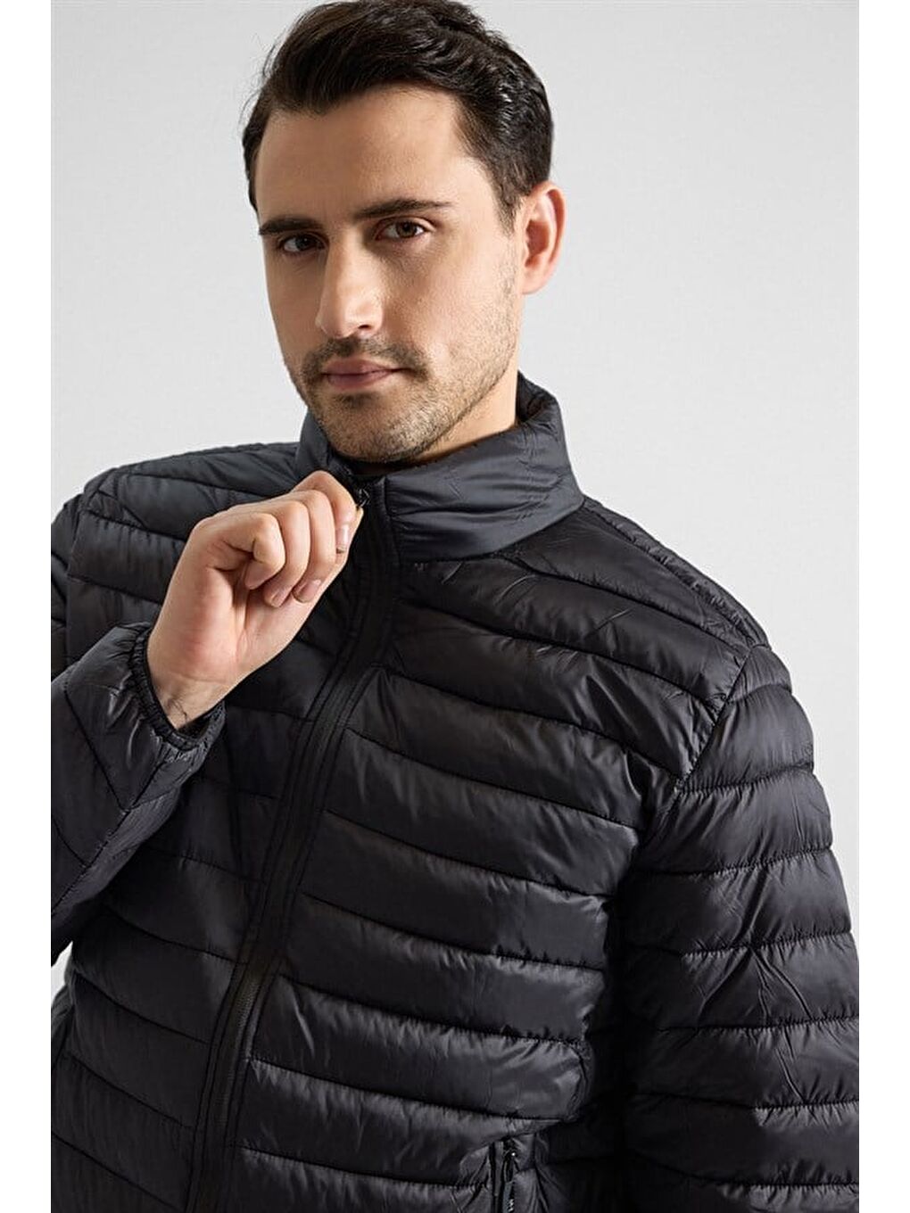 Siyah Slim Yarım Balıkçı Yaka Yatay Çizgili Yan Cepli Fermuar Elyaf Dolgulu Standart Mont-1