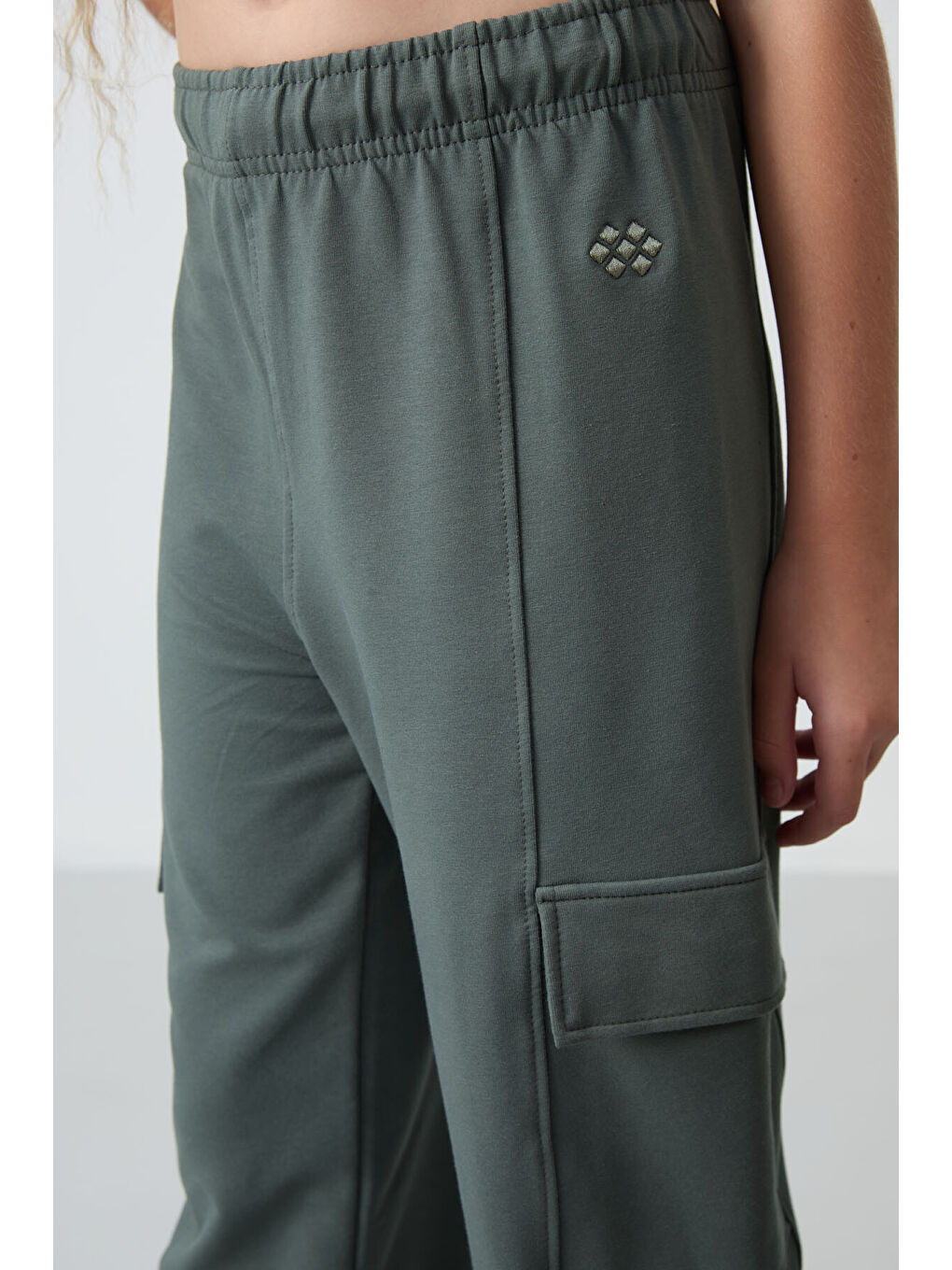 Haki Kargo Cepli Ön Dikiş Detaylı Geniş Paça Kız Çocuk Eşofman Altı - 75143-2